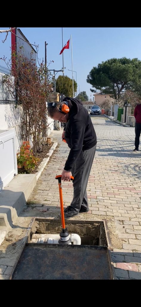 Enez gider açma operasyonunda kullanılan kameralı pimaş görüntüleme cihazı ve robotik su kaçak tespiti donanımı ile kırmadan arıza tespiti.