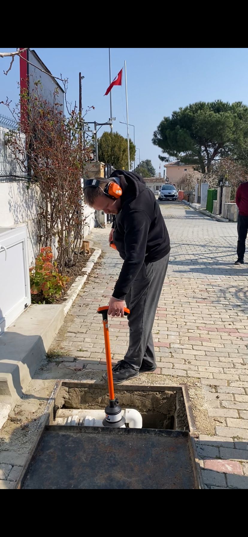 Enez gider açma operasyonunda kullanılan kameralı pimaş görüntüleme cihazı ve robotik su kaçak tespiti donanımı ile kırmadan arıza tespiti.