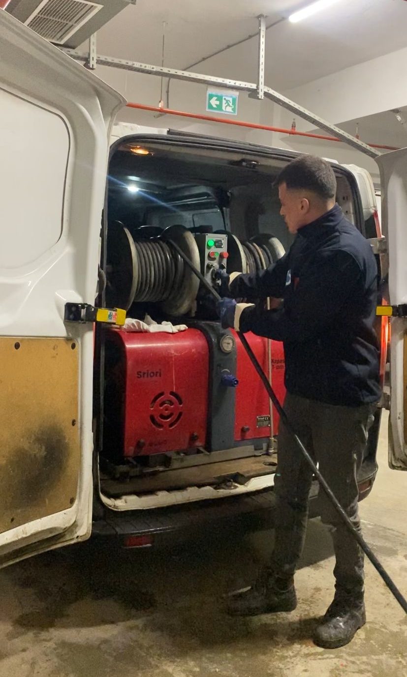 Babaeski tıkanıklık açma operasyonunda pimaş içi tıkanıklığı belirleyen Full HD endoskopi kamerası, akustik dinleme mikrofonu ve profesyonel tesisat onarım ekipmanı.