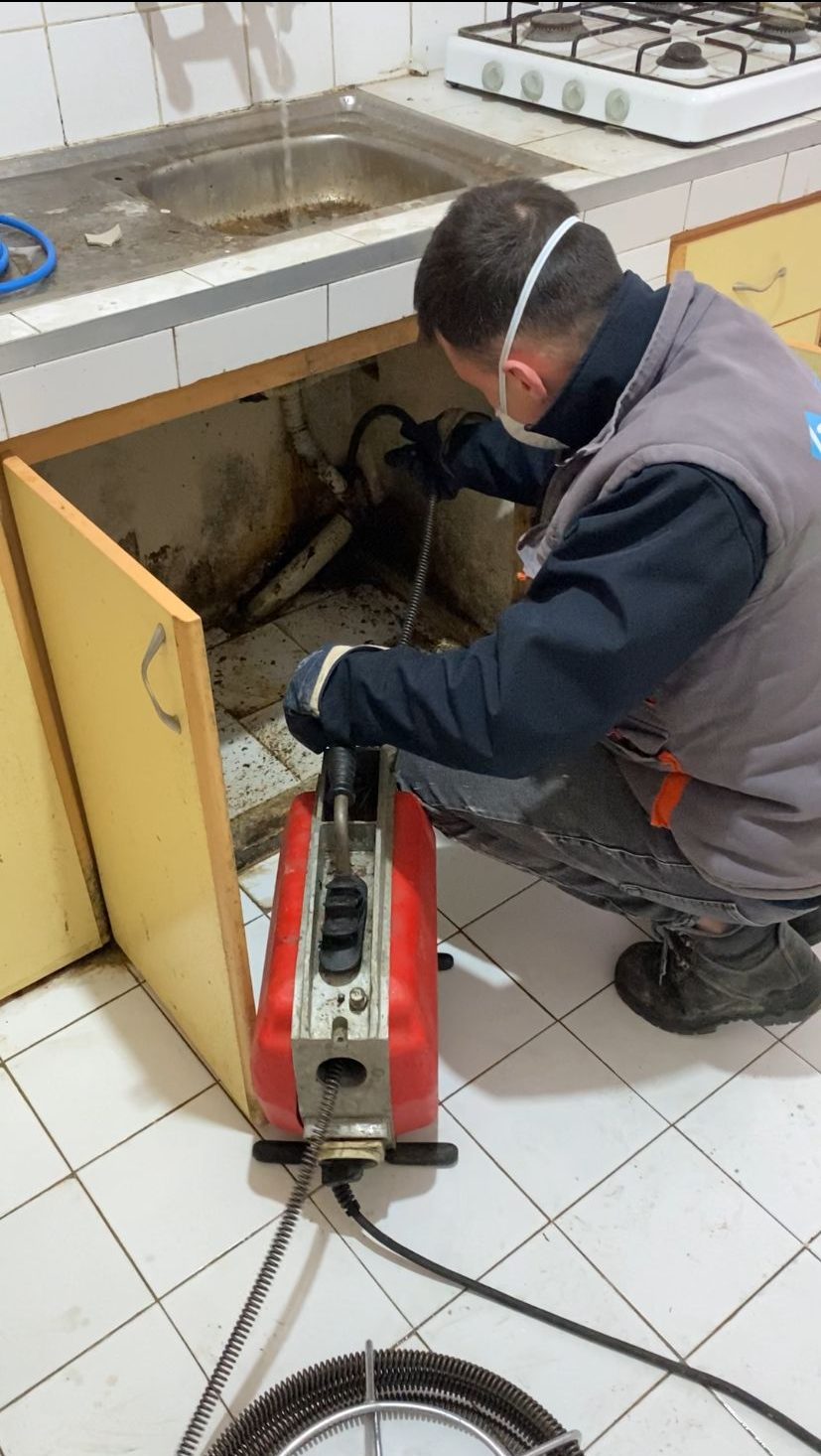 Kırklareli tıkalı lavabo açma operasyonunda pimaş içi tıkanıklığı ve sızıntıyı belirleyen Full HD kameralı endoskopi cihazı.