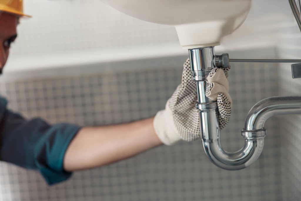 Edirne Merkez tesisatçı ustasının banyo lavabo sifonu montajı ve gider sızıntısı tamiri yapması